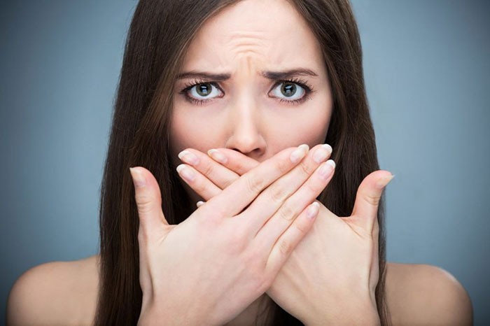 Khí hư có mùi hôi là triệu chứng của bệnh phụ khoa gì?